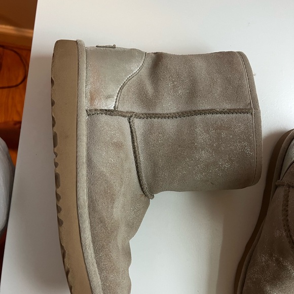 UGG Other - Kids UGG' Classic Ii Shimmer Metallic Bootie In Goat  size 4